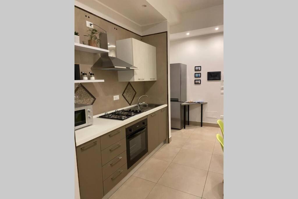 B&B Piano1 Interno5 - Accogliente E Moderno Bilocale Vicino Al Centro Salerno Eksteriør billede